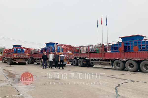 哈密客戶一次訂購十臺1510液壓對輥破碎機前三臺發(fā)貨現(xiàn)場 